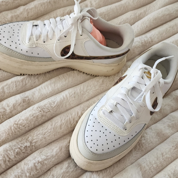 Nike women shoes size 7.5 - Picture 3 of 5